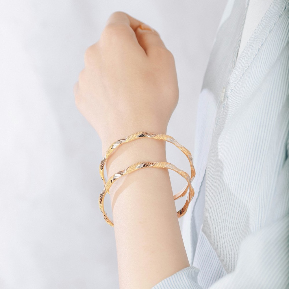 حبتين غوايش ذهب ملبوسة على المعصم للاستخدام اليومي